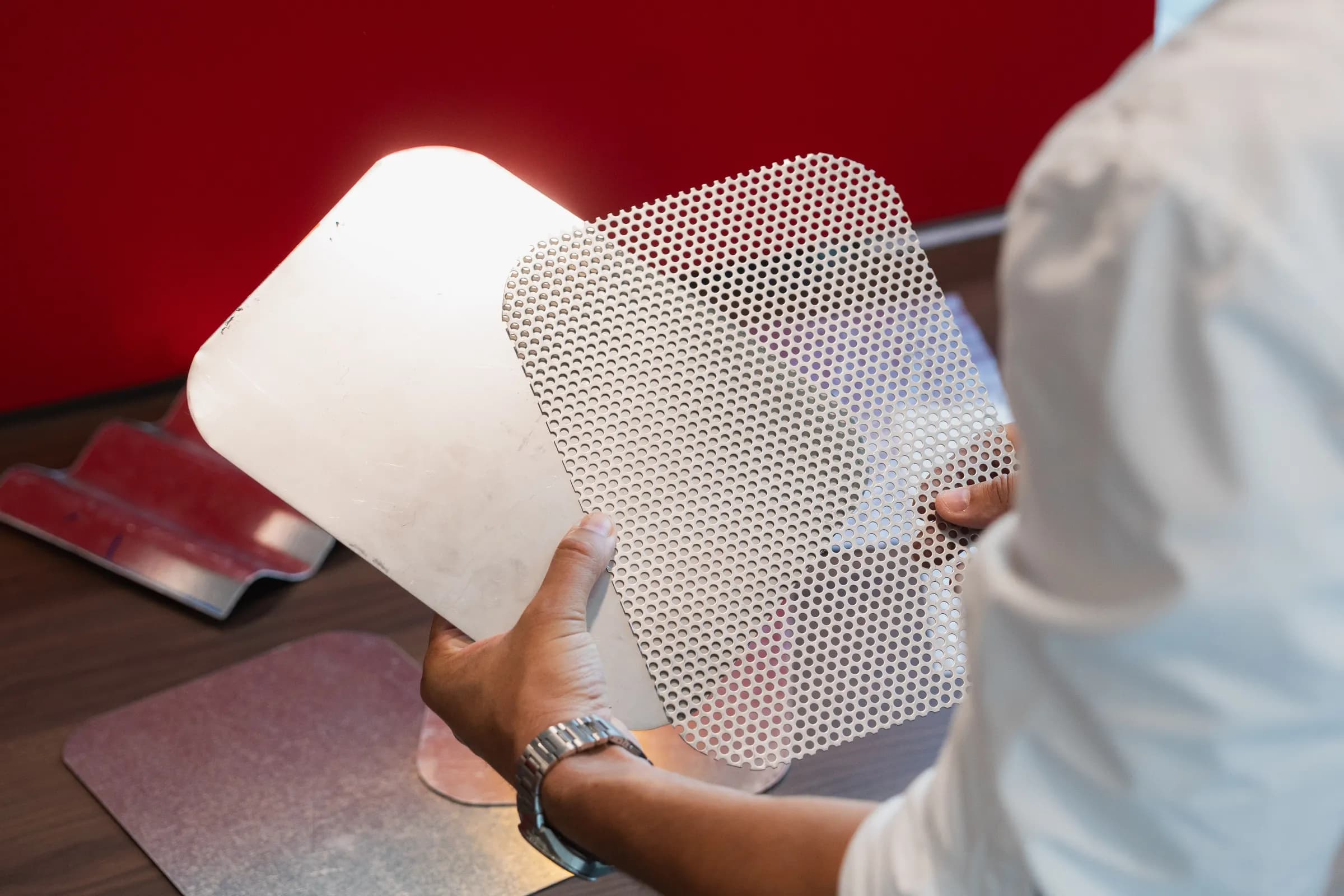 Láminas de material de aislamiento y protección en el taller