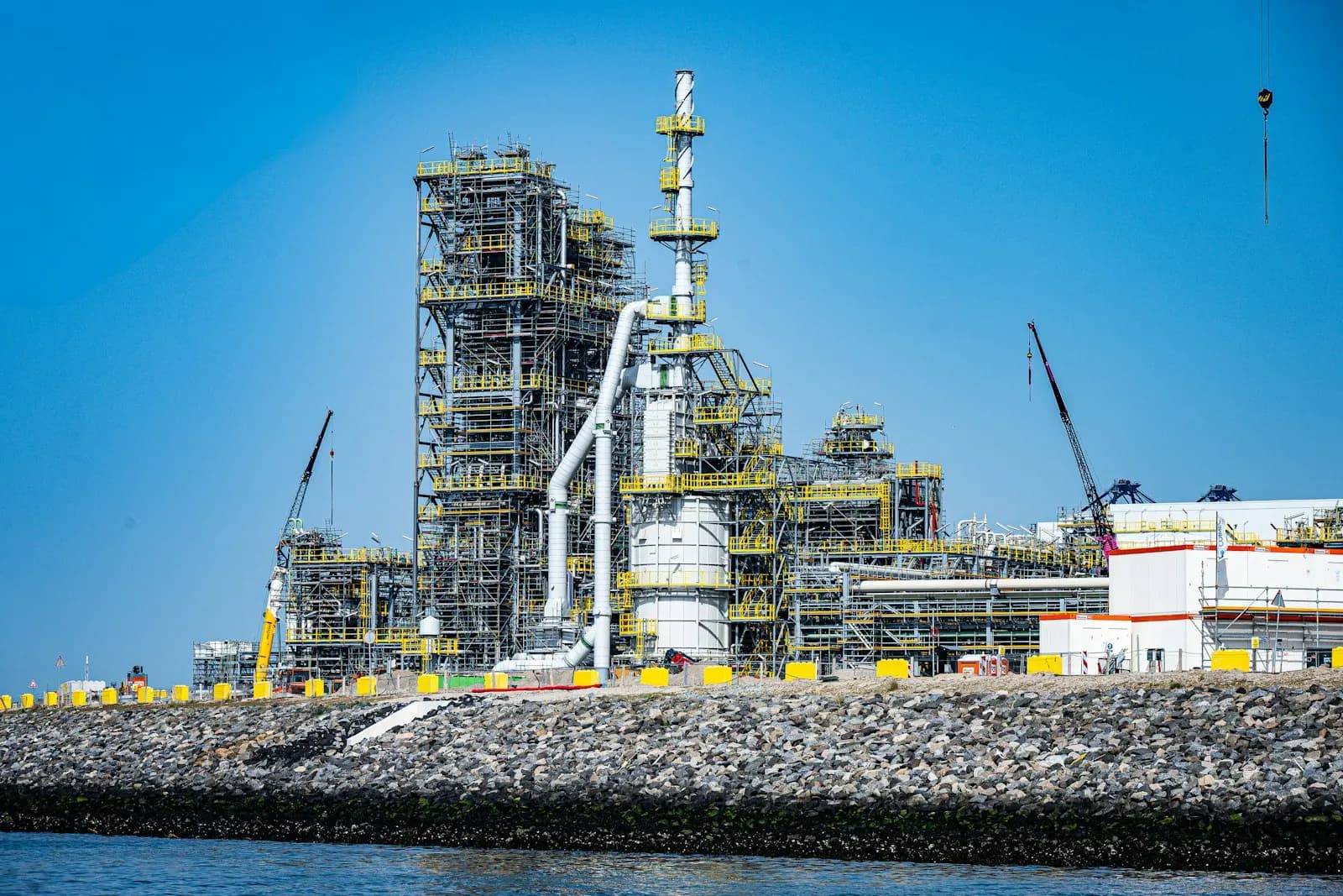 Complejo industrial de tuberías y estructuras junto al agua