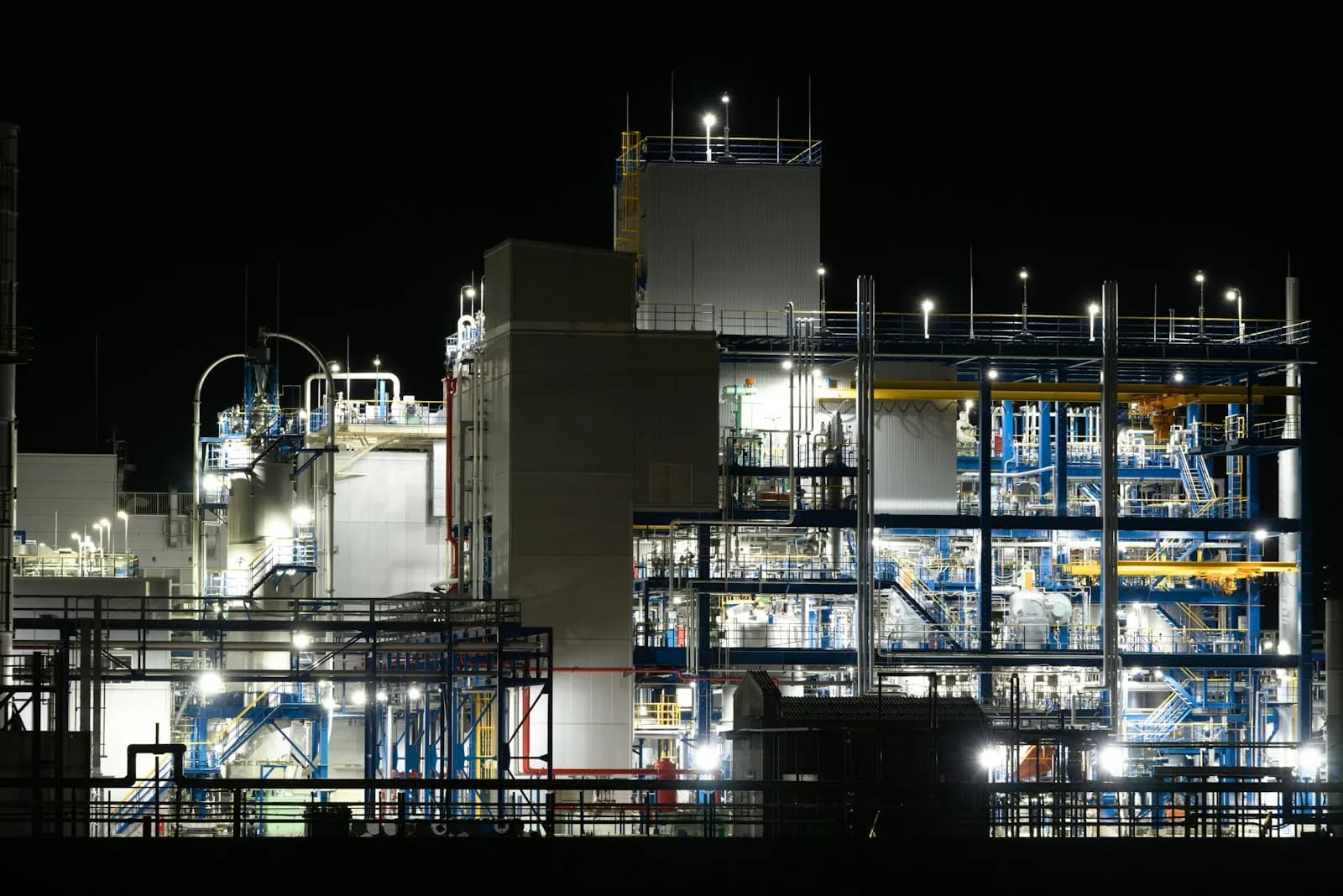 Planta industrial iluminada de noche