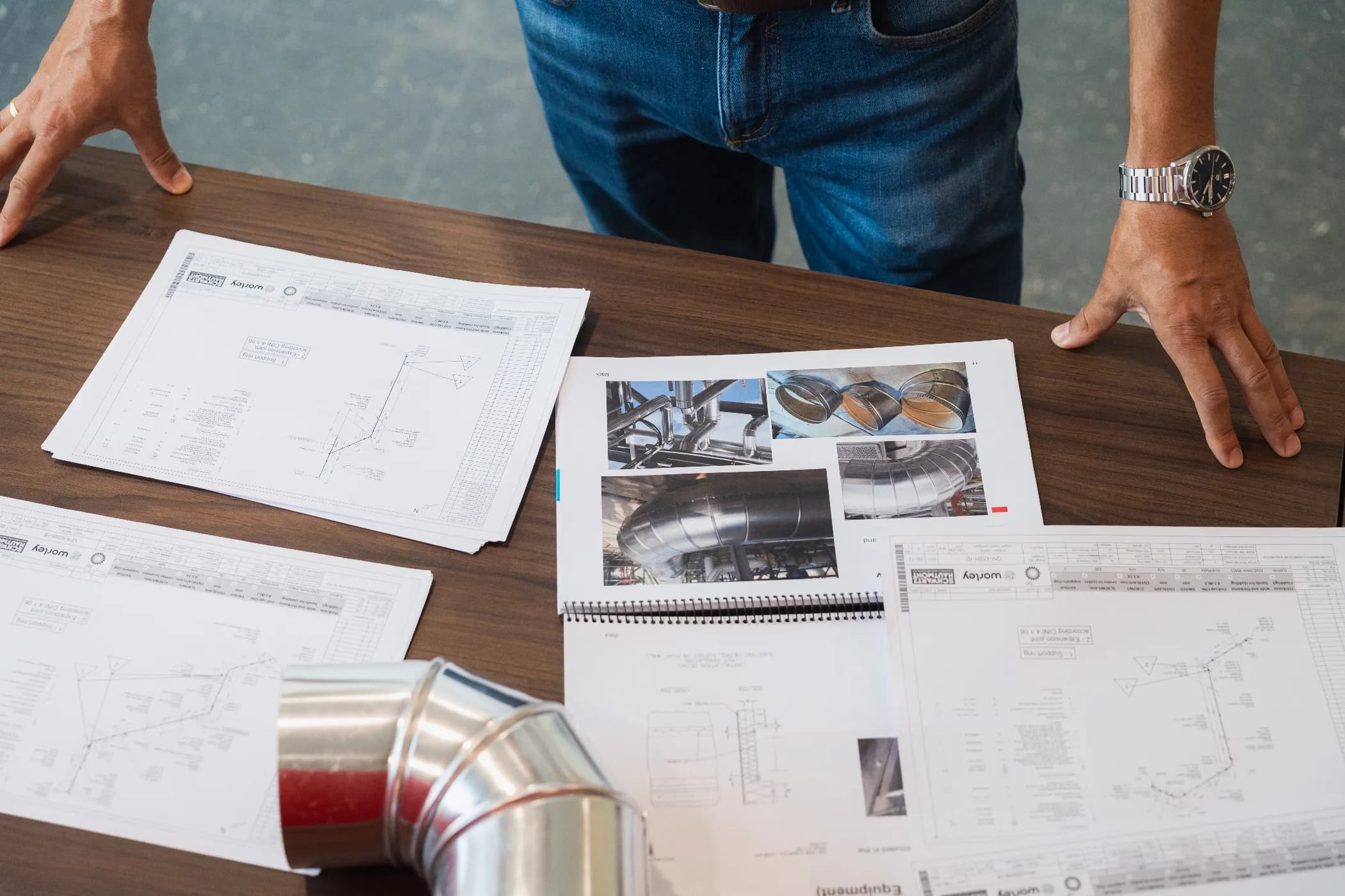 Planos técnicos y documentación de proyecto sobre una mesa